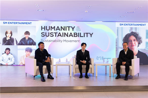 SM娱乐Sustainability论坛现场图片1（左起李秀满总制作人、EXO成员SUHO、Choi Jae Cheon教授）.jpg