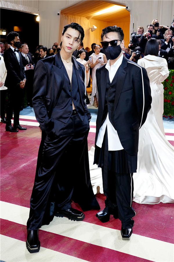 NCT成员JOHHNY、设计师Peter Do“Met Gala“红毯图片.jpg