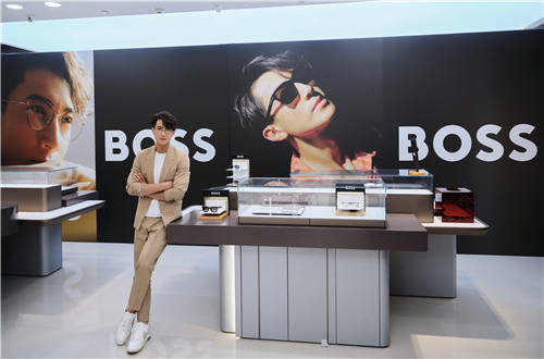 05 吴尊亮相BOSS2023春夏新品鉴赏会.jpg