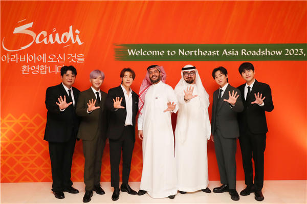 从左到右神童、厉旭、东海、沙特旅游观光厅APAC代表Alhasan Aldabbagh、沙特旅游观光厅韩国日本地区副主管、银赫、圭贤.jpg