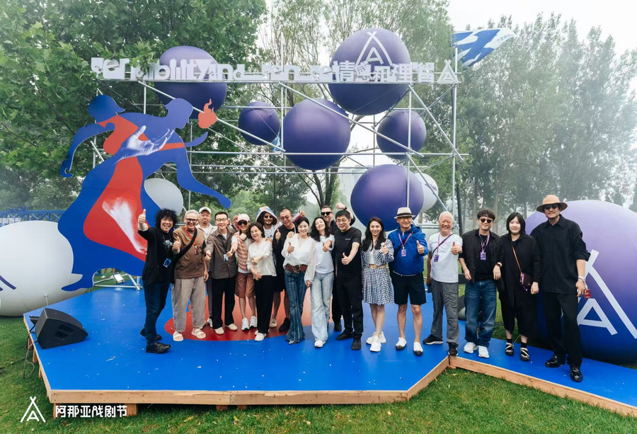 一群人站在船上

AI 生成的内容可能不正确。