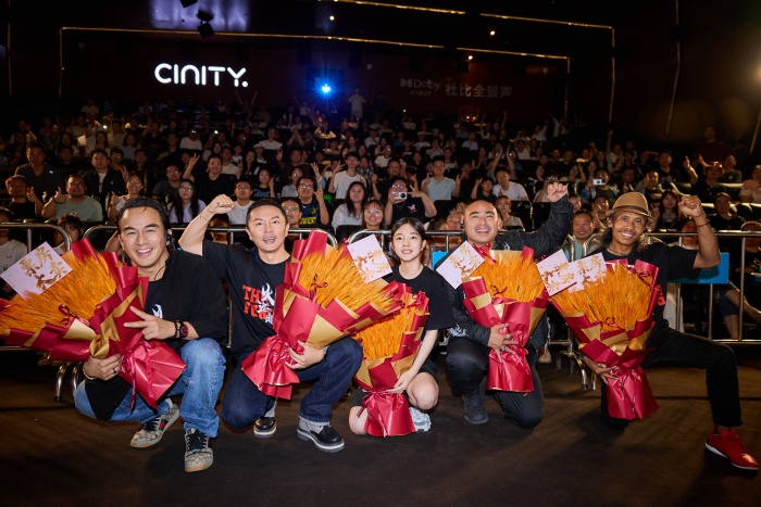 1、电影《火遮眼》西安路演现场图-大合影.JPG